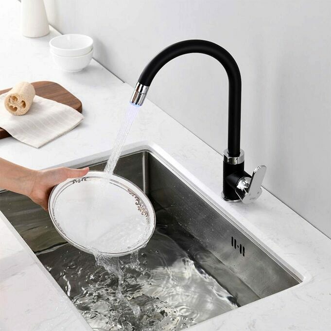 sinkandfaucet Delta Faucet Robinet Devier De Cuisine Tactile a Poignee Unique Essa Avec Pulverisateur Retractable
